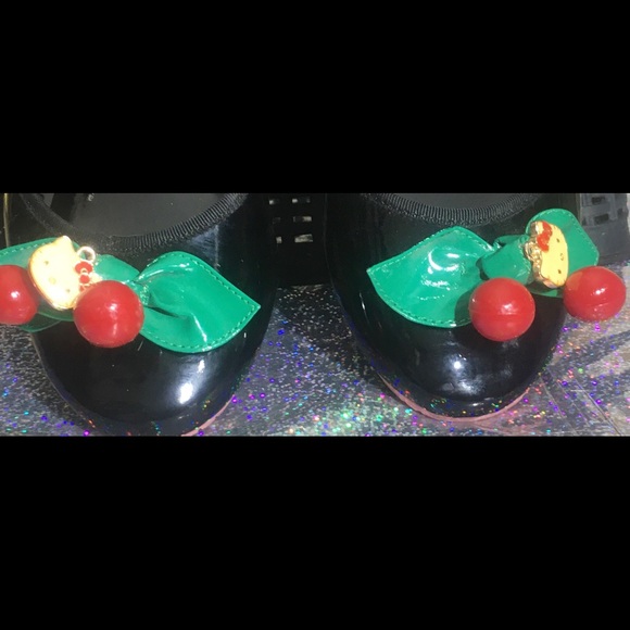 Hello Kitty patent cherry ballet flats with charm. Size 7 - Picture 10 of 13